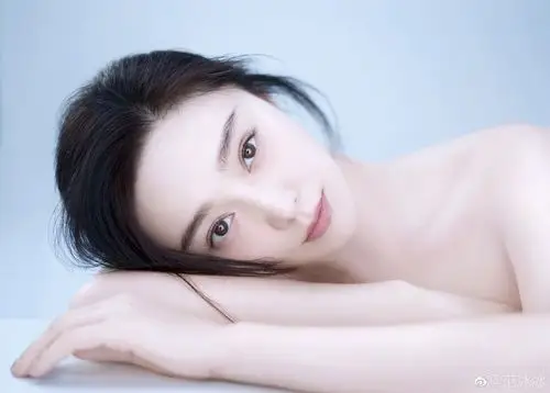 星光璀璨的娱乐圈女星们也不例外  这些女明星为了让自己有个白的皮肤