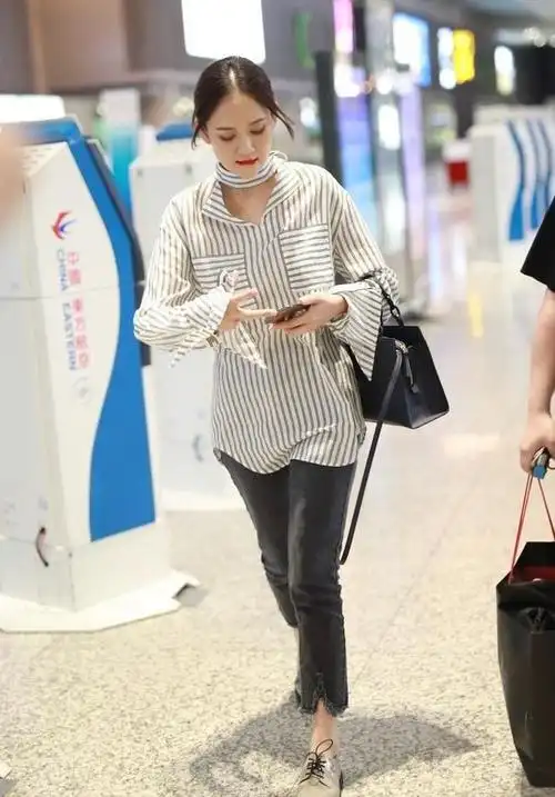 照片中的陈乔恩上半身穿的这一件白色条纹衬衫搭配的牛仔裤是真的好看