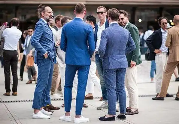 西装搭配运动鞋你觉得好看吗(1)