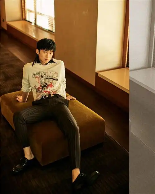 董子健时尚大片解锁新造型 复古小辫带来视觉冲击