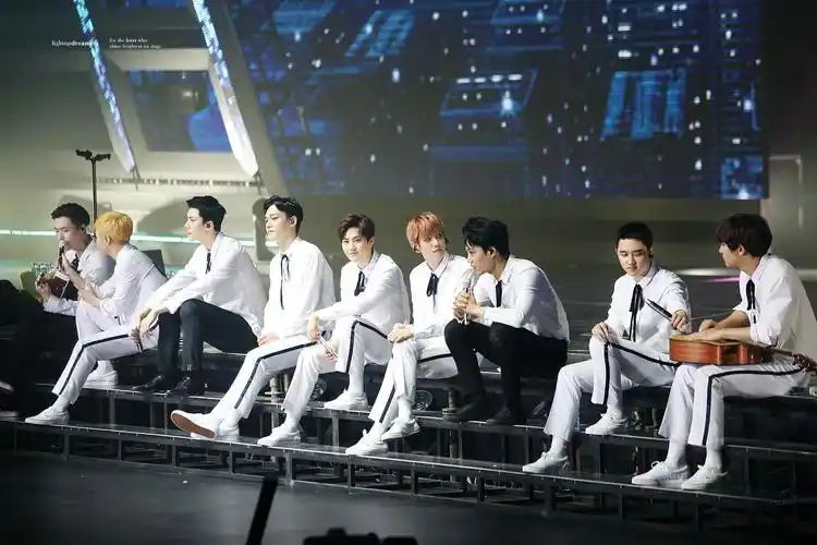 有exo九人合体的可以做电脑壁纸的高清图嘛放大不失真最好是演唱会上