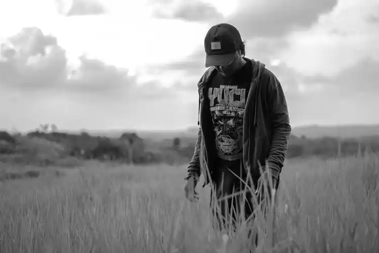 孤独沧桑男人图片2560x1440分辨率查看