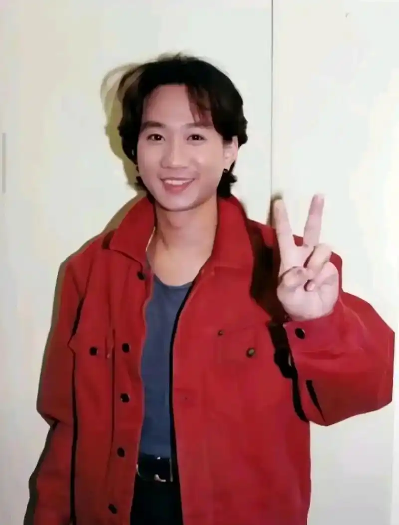 光辉岁月亦光辉,海阔天空仍自我.旧日足迹依旧在,缅怀家驹之意深.