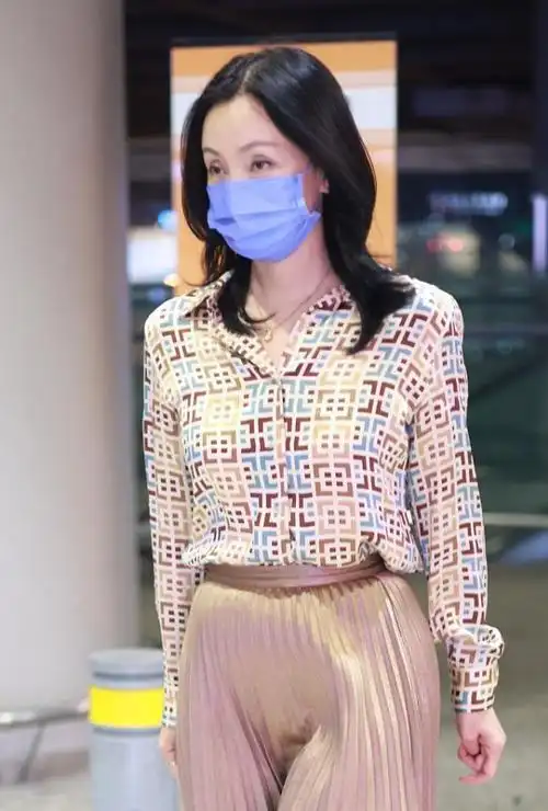 女明星素颜其实也一般陶虹素颜模样渐有老态幸好衣品还不赖