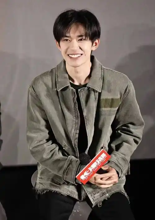 粉丝发现易烊千玺带伤拍戏他避免穿帮的自然动作却被人反向宣传