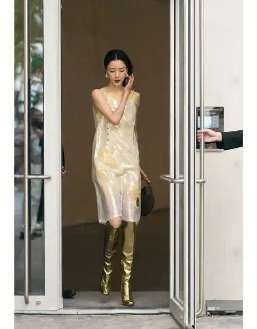 超模杜鹃在上海时装周期间的街拍曝光,清冷气质与松弛感同时在线-爱