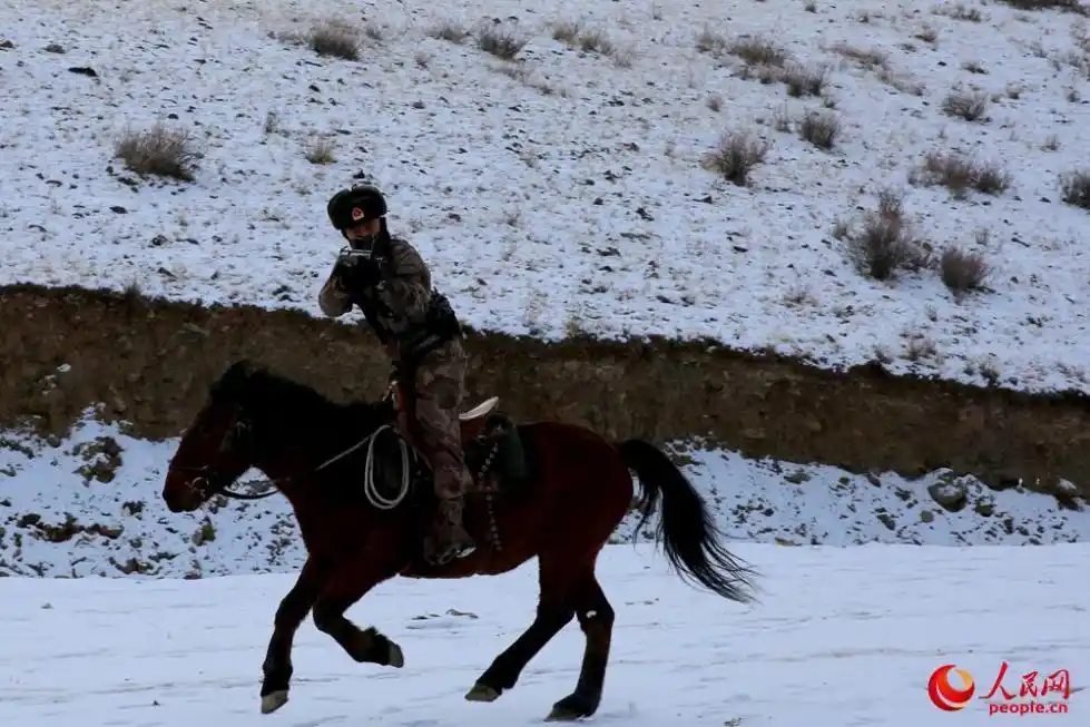 按战马的标准训练军马 马上射击等课目上演