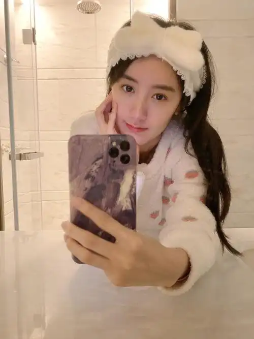 袁冰妍这是素颜吧?眼睛真的好干净好干净