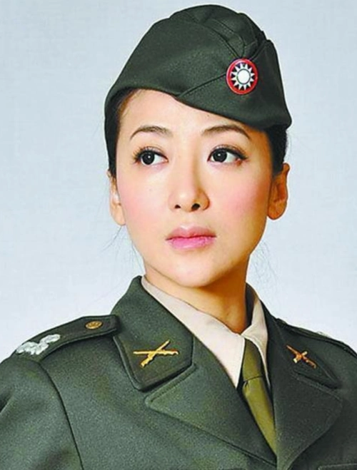 女明星红唇造型新闻联播_哪位女明星穿军装最真实?