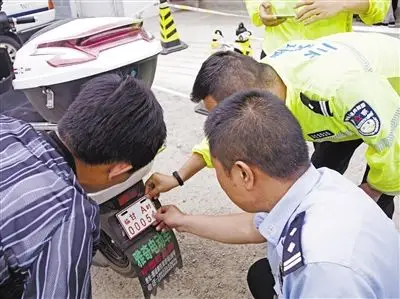 兰州市第一辆电动自行车号牌发放(图)