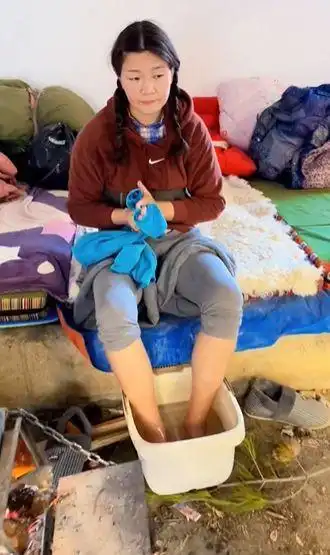 37岁降央卓玛太接地气和十几人合住休息室环境简陋满地垃圾