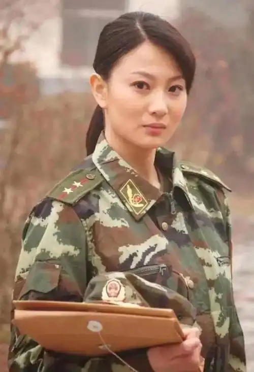 之时,一丝不苟,认真努力,骨子里有一种不服输的劲儿,她穿上军装的样子