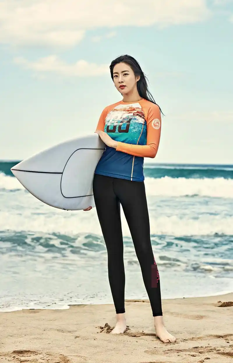 组图:玄彬女友姜素拉海上驾摩托艇 曲线丰满超辣