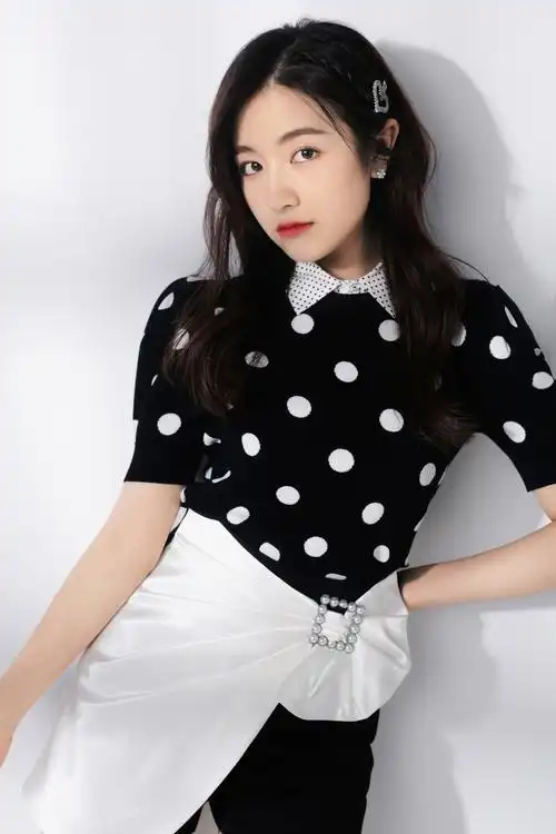 李兰迪秋日写真释出 复古波点尽显俏皮可人