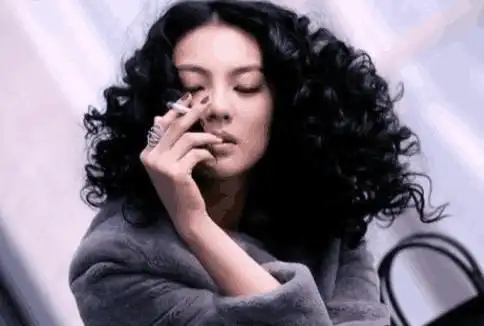 女星剧中抽烟:刘诗诗冷艳,徐静蕾颓废,看见赵丽颖观众宠溺笑