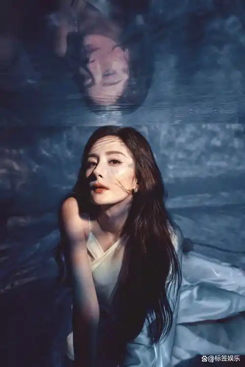 38岁杨幂身着白长衣优雅的像美人鱼性感不失灵动