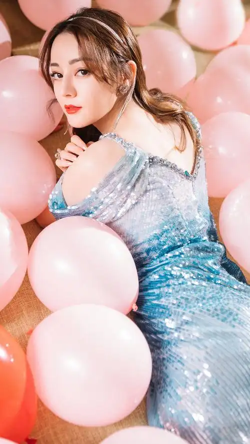 迪丽热巴人鱼裙高清桌面壁纸