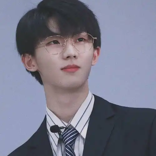 副金色的眼镜,里里外外都透露着高冷林母嘉祺都长这么高了马嘉祺阿姨