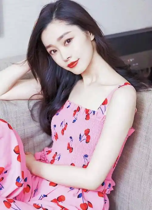 原创旗袍女神宋轶最新穿搭烈焰红唇配黑色吊带裙妖娆又时尚