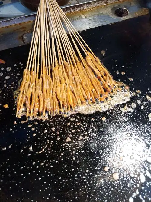 有酒有串有江湖…………… 写美篇 抖音网红小吃铁板鸭肠～火爆鱿鱼