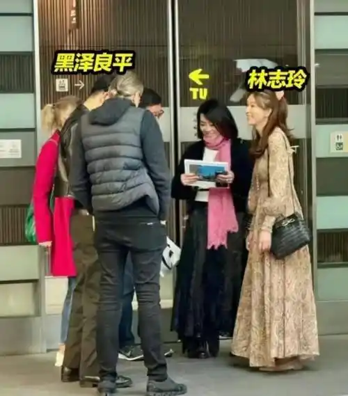 林志玲徒手抱娃点餐!