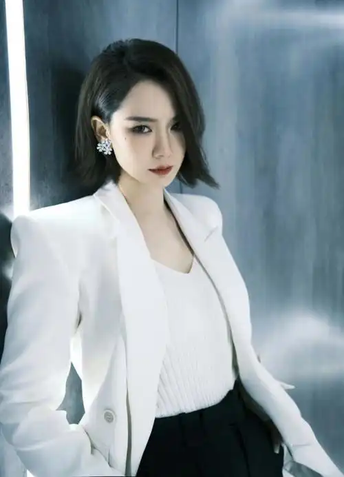 都知道戚薇去年底生下儿子seven,而在满月时曾分享自己在生产前10天把