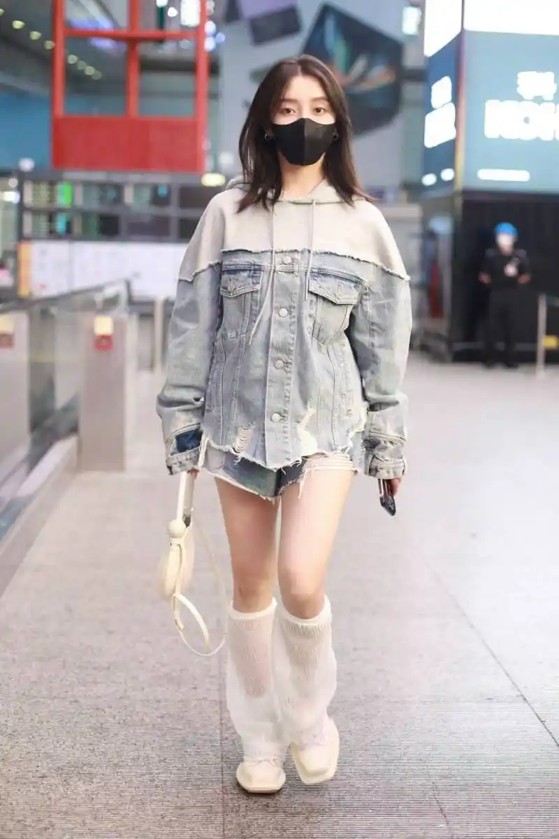 【姜贞羽穿牛仔热裤现身机场大秀美腿】9月15日晚上,姜贞羽现身机场