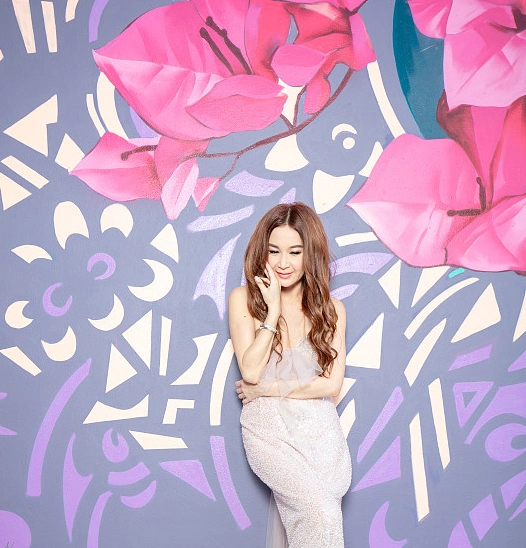 52岁温碧霞海岛写真演绎度假风情,穿纱裙仙气飘飘笑容甜美似少女