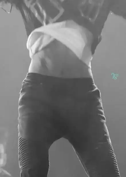 王源晒自拍照秀八块腹肌很撩人,评论区网友已炸开锅