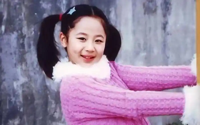 《家有儿女》上映,古灵精怪的小女孩"夏雪"走入了公众的视野,杨紫也第