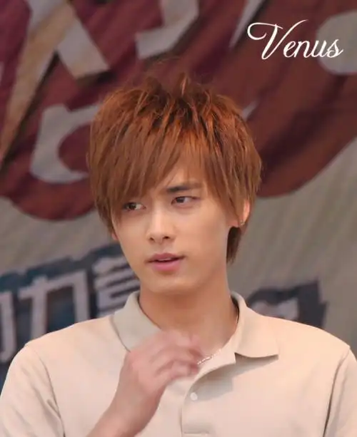 可爱小表情050505孩子气的脸 轻轻皱着眉 你想起了谁@李易峰#与