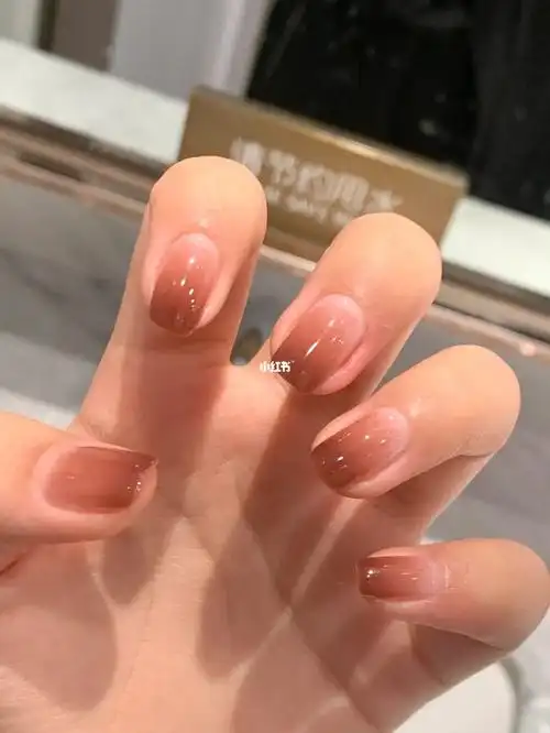 小短短渐变色美甲