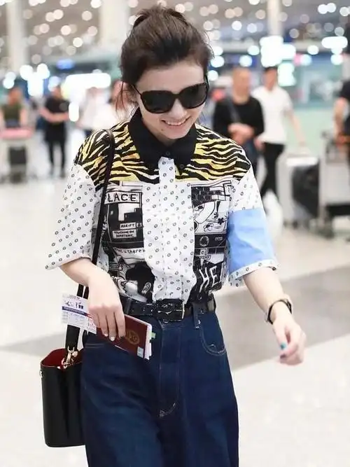 清新百合 明星街拍:春夏衬衫 牛仔阔腿裤现身机场,笑容满面心情俱佳!