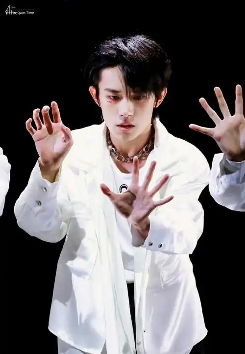 易烊千玺行走的调色盘