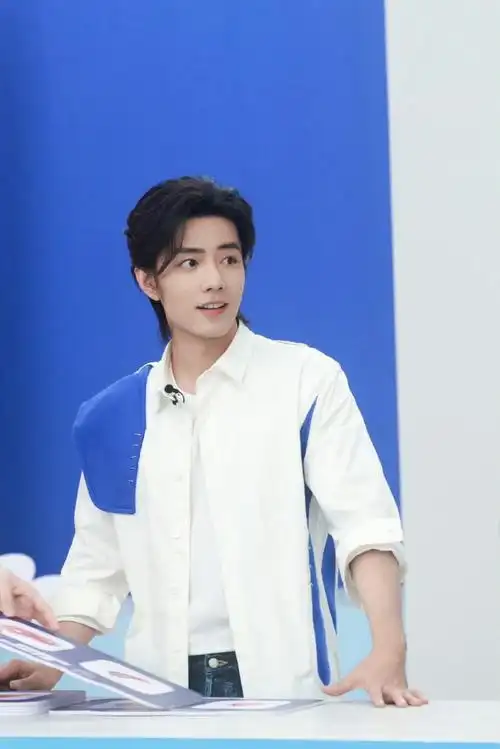 肖战是男大生吧##肖战蓝色拼接衬衫##肖战工作室送林俊杰花篮