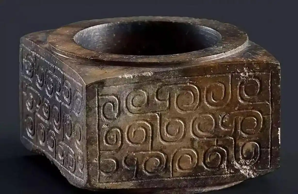 古玉#春秋早期的云纹玉琮,这个太稀罕了.玉从到战国就绝迹了.