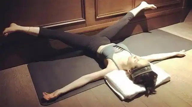 范冰冰练瑜伽练到满脸通红,过后还不忘为弟弟打call