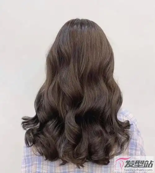 木马烫发型图片中长发就像正在飘动着的海藻一样非常好看