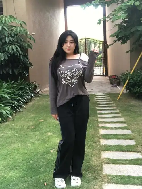 嗨大家好这里是喜欢分享穿搭的毛茸茸身高168 体重75kg96型身材