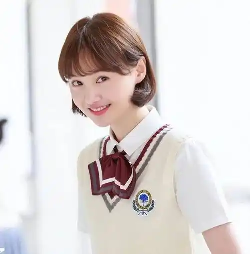 33岁郑爽近照曝光,发际线后移星味全无,还在用3年前的旧手机