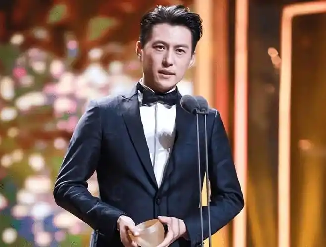 不拍戏就"消失",47岁的靳东,已经走上了男演员的另一条大道