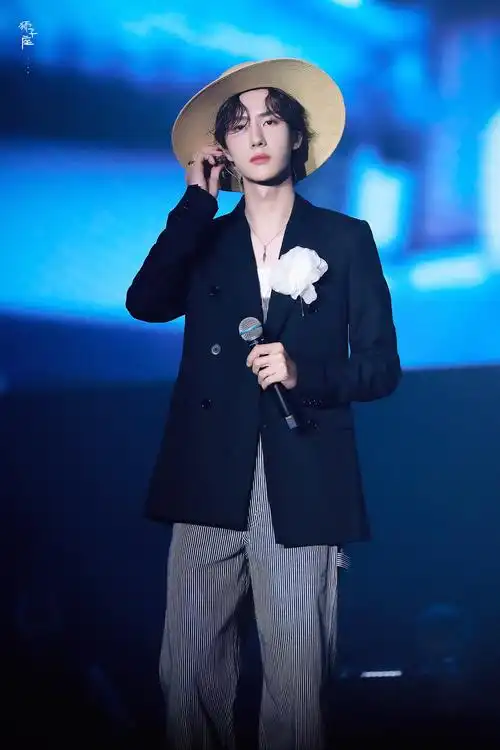 191102 陈情令南京演唱会 @uniq-王一博 cr:logo