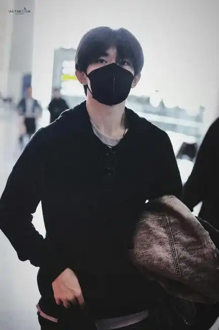 易烊千玺出发日内瓦 黑色卫衣造型低调帅气,期待千玺的日内瓦之行