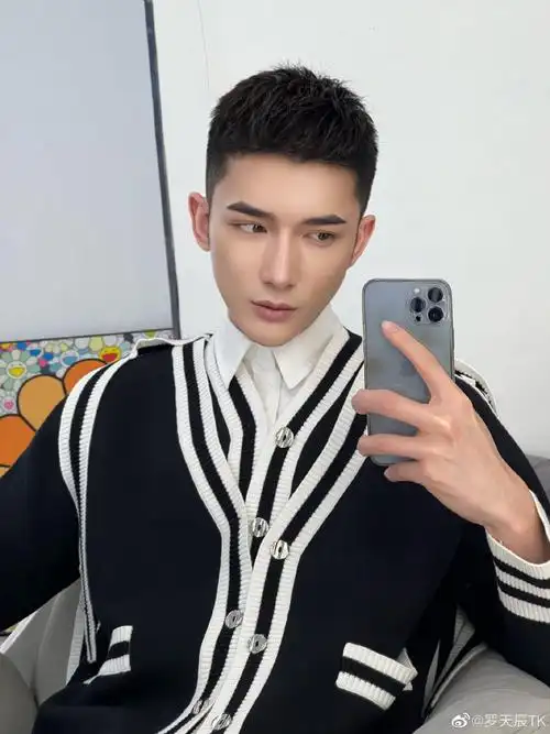 男生栗子头发型参考栗子头可以说是寸头的改良版,两侧保留"寸头感",在