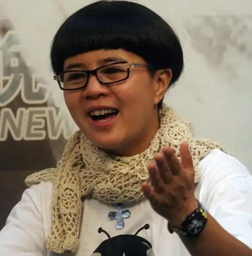 王宁女儿官宣生产金龟子医院陪伴宝贝早产只有5斤多像姥爷