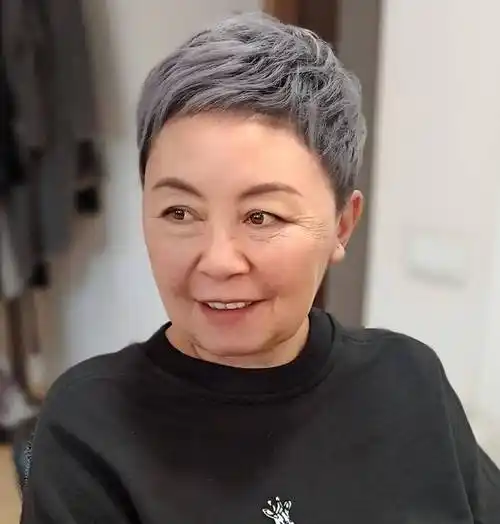 对于老年人来说,白发多少其实并不影响发型的效果,只要发型的款式裁剪