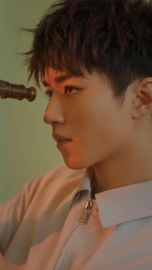 王俊凯侧拍#感受下王俊凯侧颜杀～完美的侧脸 精致的轮廓太优越了