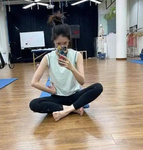 健身爱好者江疏影,在网上晒出健身照,满屏大长腿,"腿精"无疑_身材