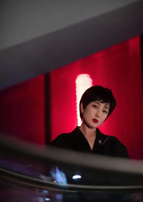 马苏短发精致干练写真图片