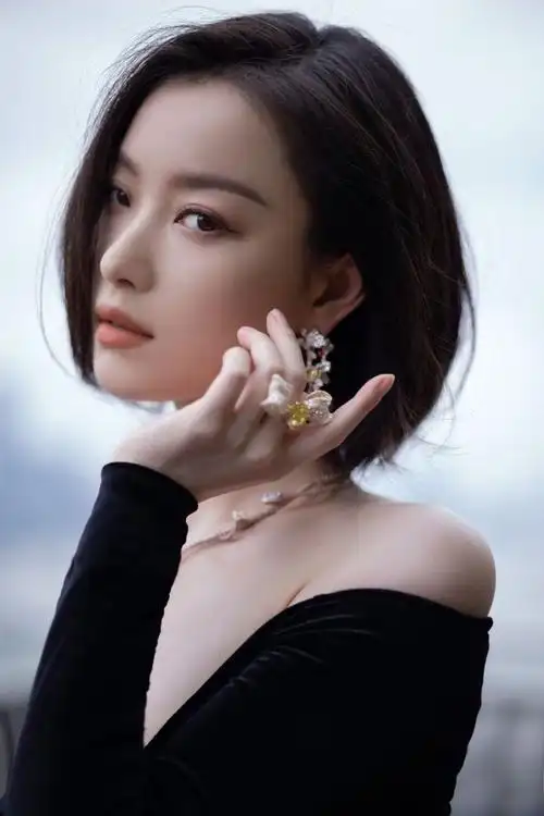 33岁倪妮晒性感时尚大片黑色礼服裙化身美人鱼细腰根本不用p